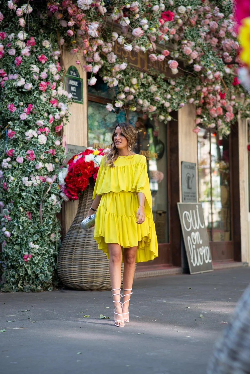 Robe courte jaune à volants superposés
