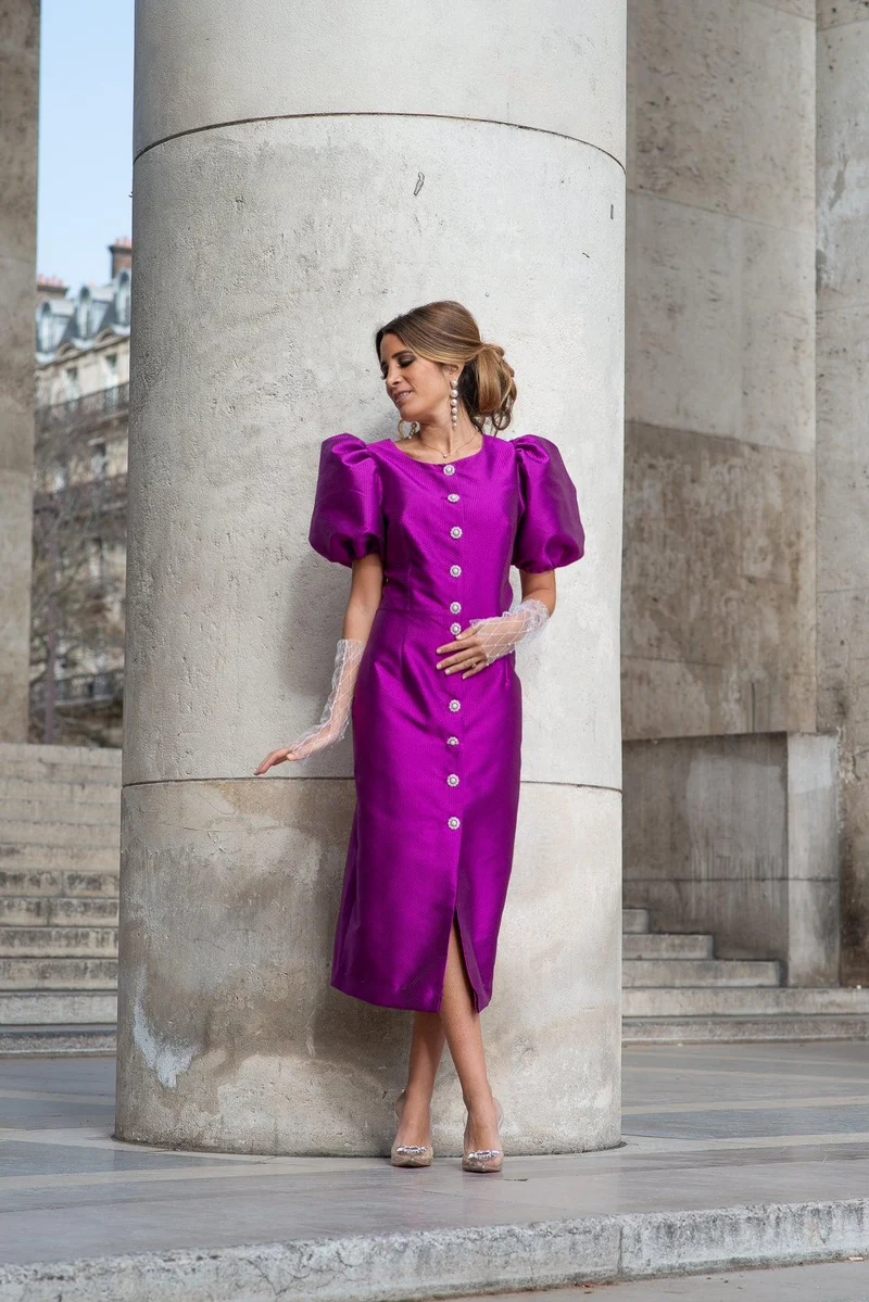 Robe midi violette à manches bouffantes et finitions bijoux