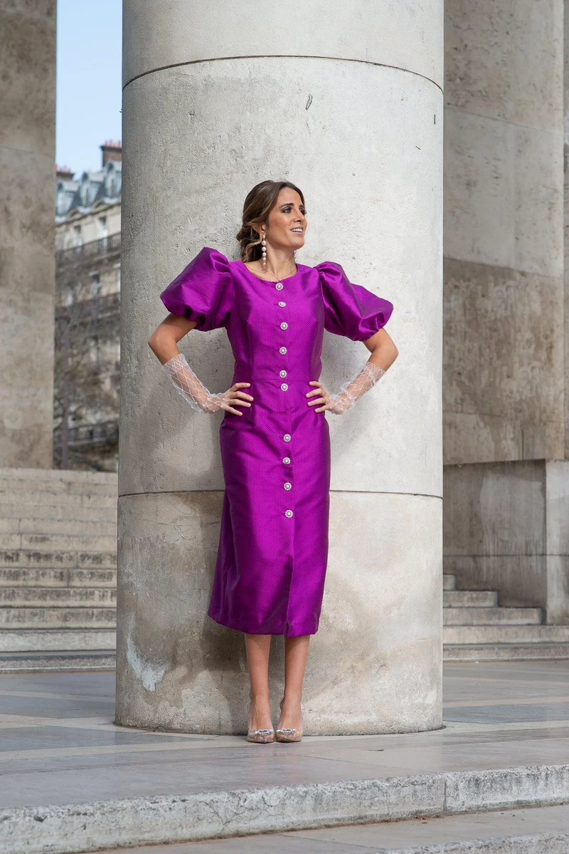 Robe midi violette à manches bouffantes et finitions bijoux