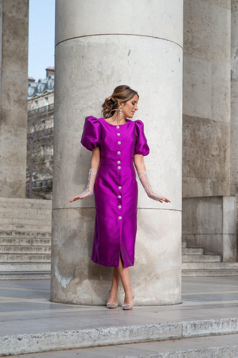 Robe midi violette à manches bouffantes et finitions bijoux