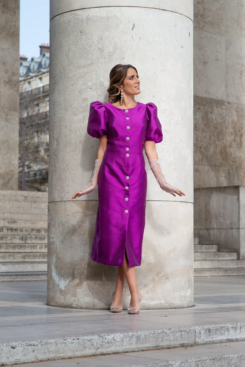 Robe midi violette à manches bouffantes et finitions bijoux