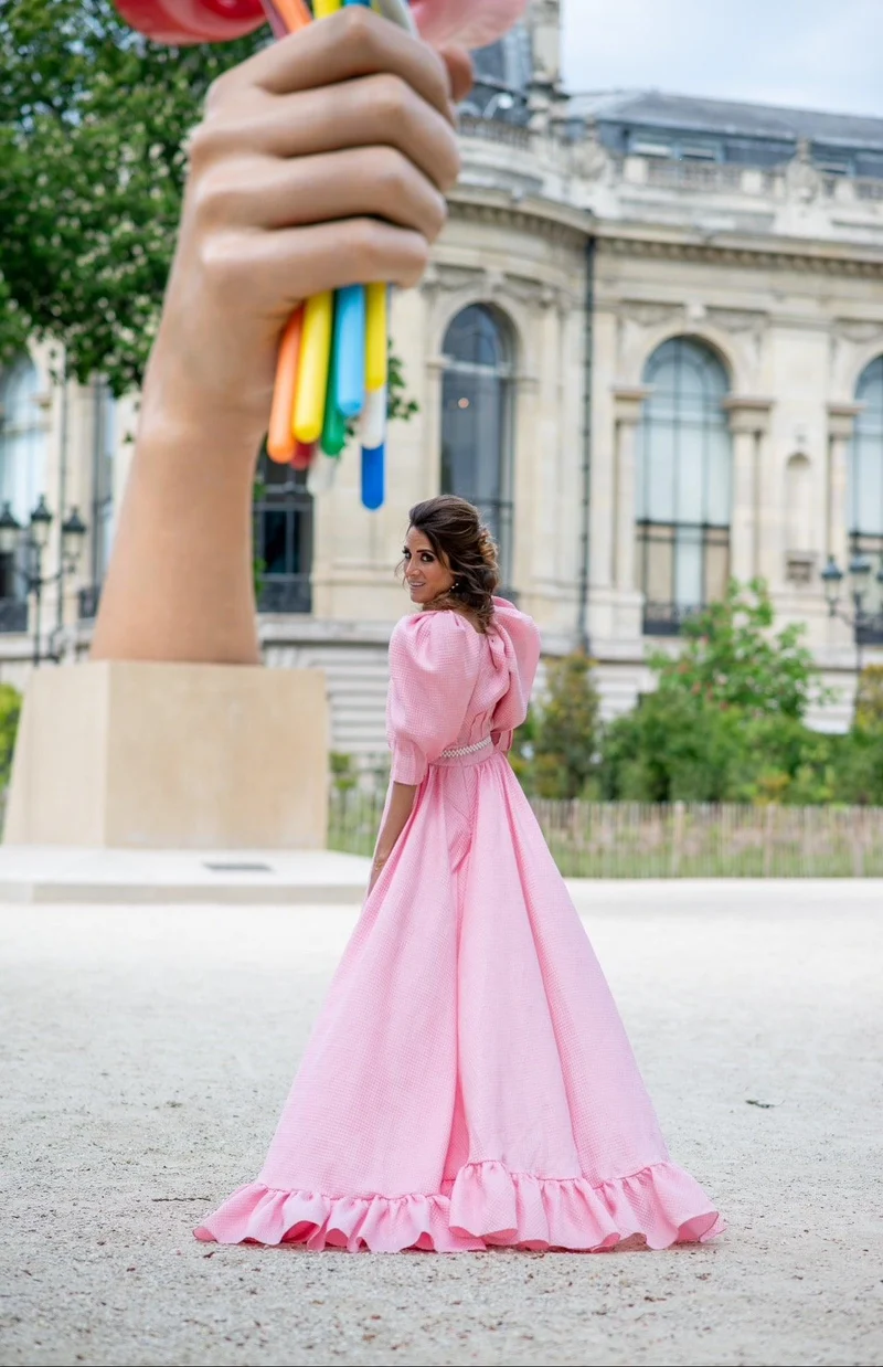 Robe asymétrique rose à manches bouffantes
