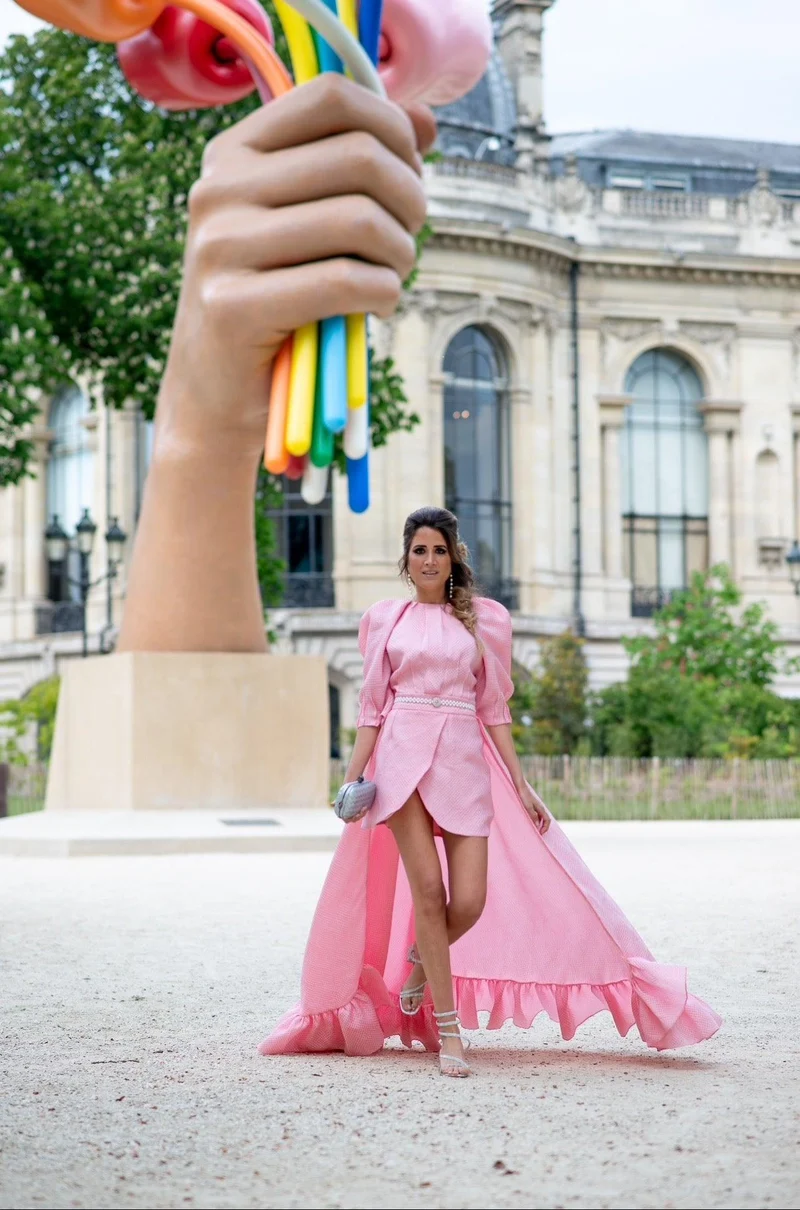 Robe asymétrique rose à manches bouffantes