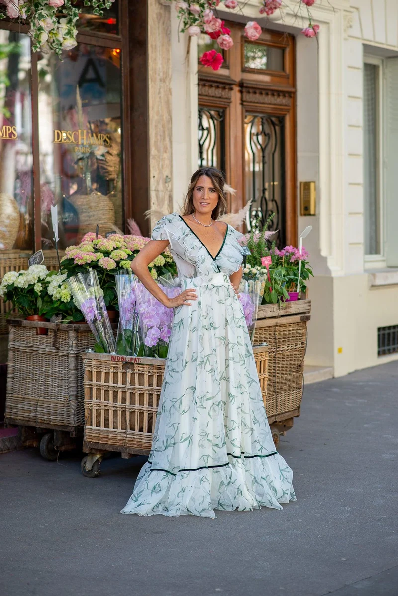 Robe longue blanche en organza à imprimé fleurs vertes
