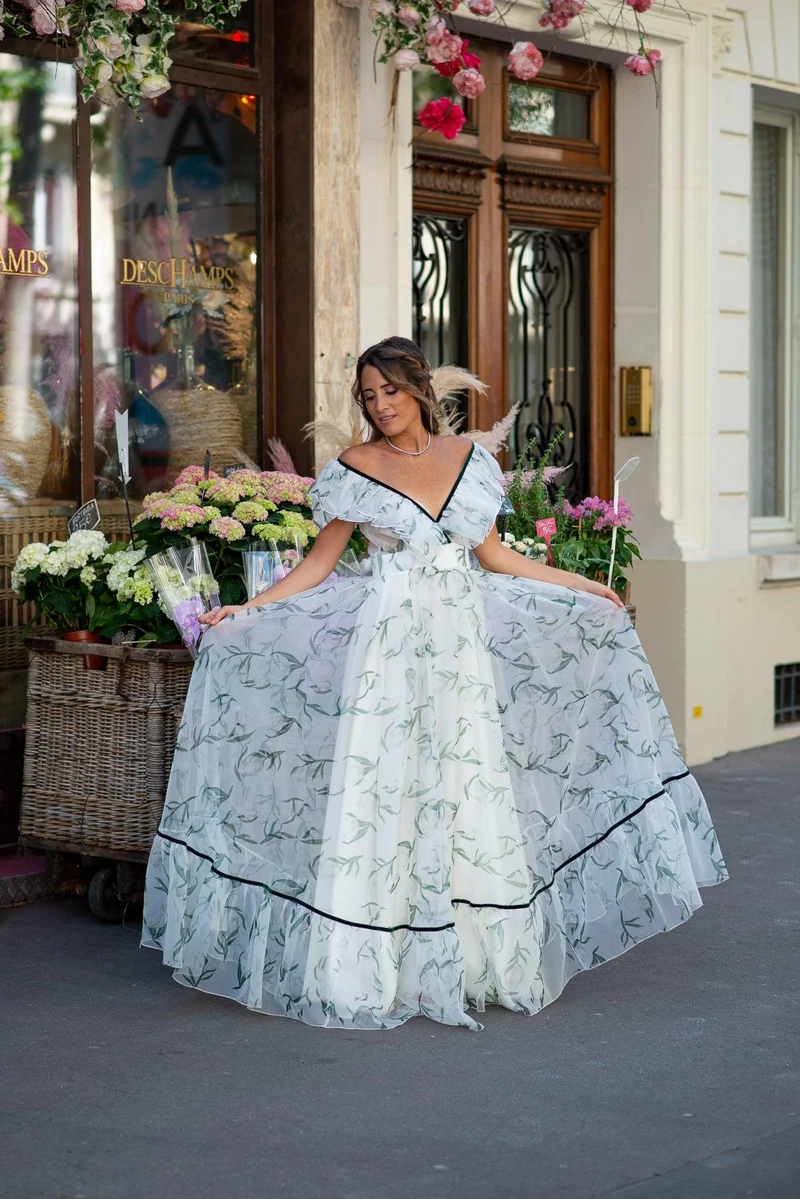 Robe longue blanche en organza à imprimé fleurs vertes