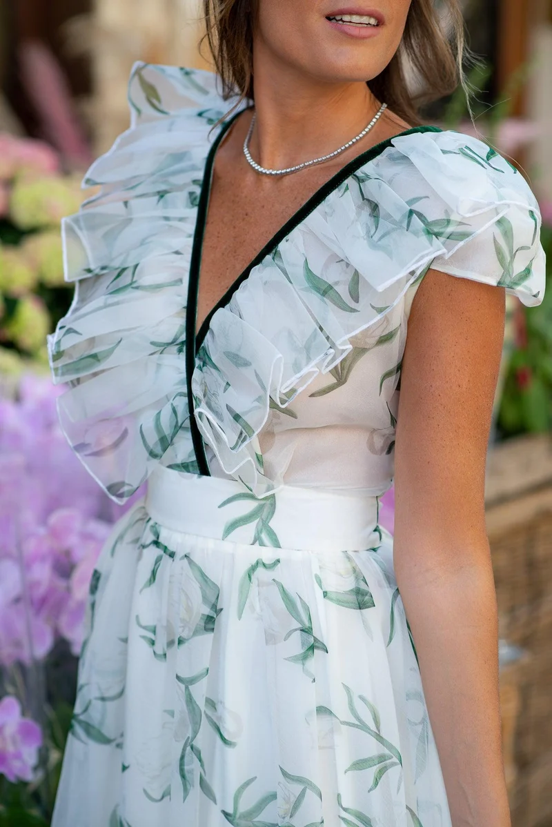 Robe longue blanche en organza à imprimé fleurs vertes