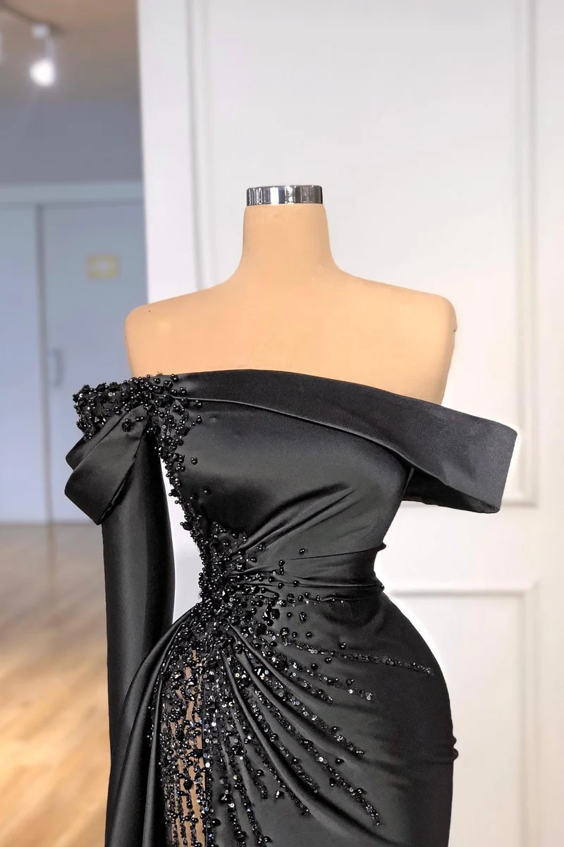Superbe robe de soirée sirène en satin noir avec fente latérale et perles scintillantes