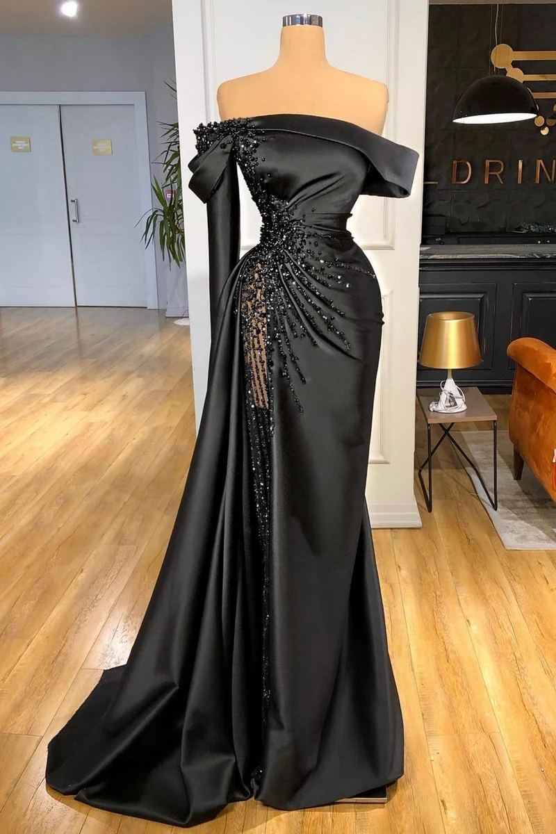 Superbe robe de soirée sirène en satin noir avec fente latérale et perles scintillantes