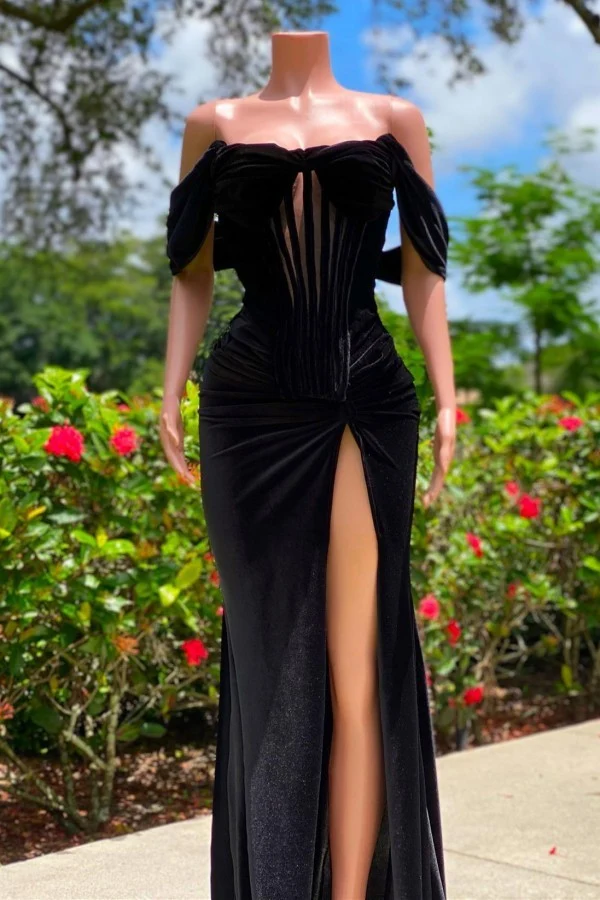 Robe de bal longue noire élégante en velours à épaules dénudées et fente latérale