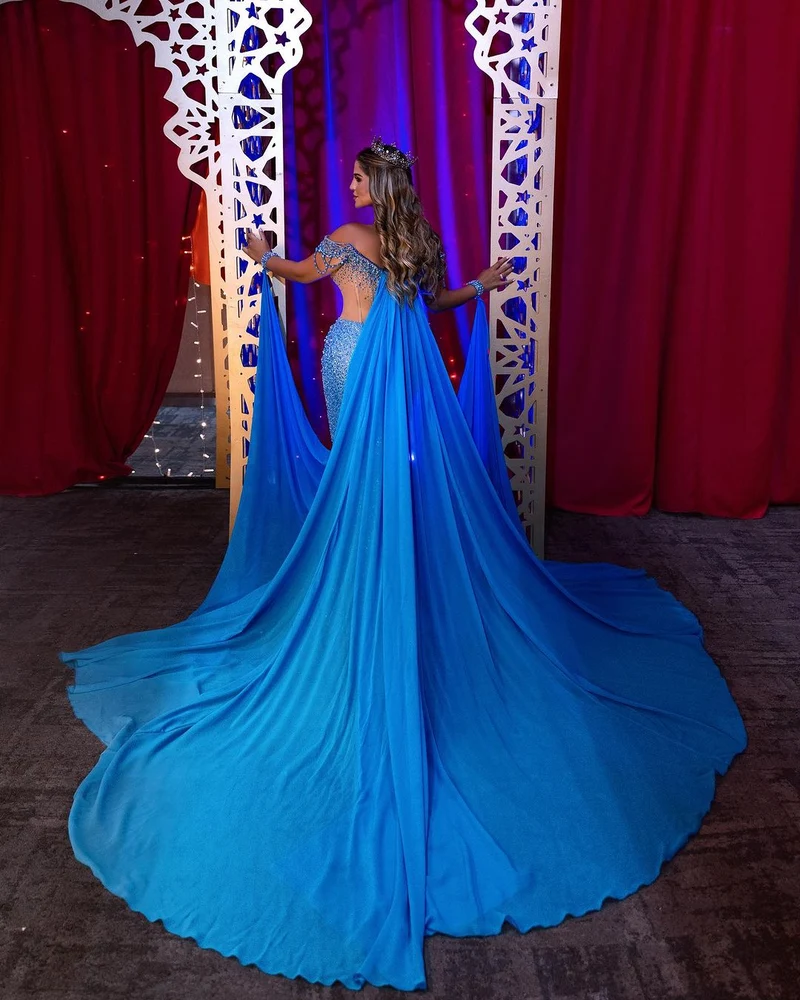 Robe de bal élégante à épaules dénudées et col en V, ornée de paillettes et d'une traîne fluide