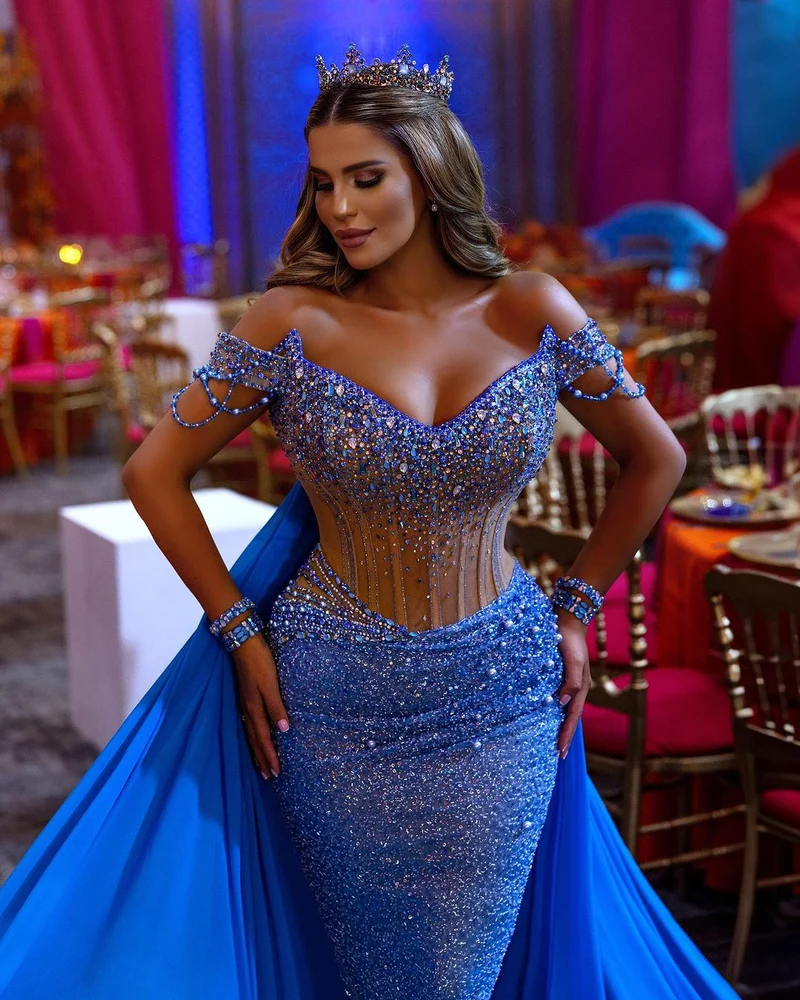 Robe de bal élégante à épaules dénudées et col en V, ornée de paillettes et d'une traîne fluide