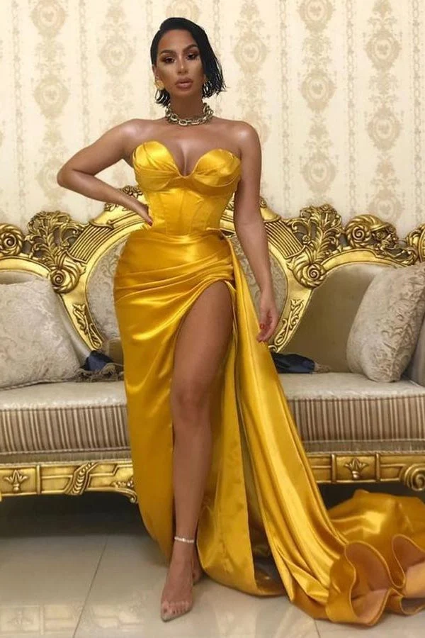Robe de bal élégante dorée à décolleté en cœur avec fente haute et traîne fluide