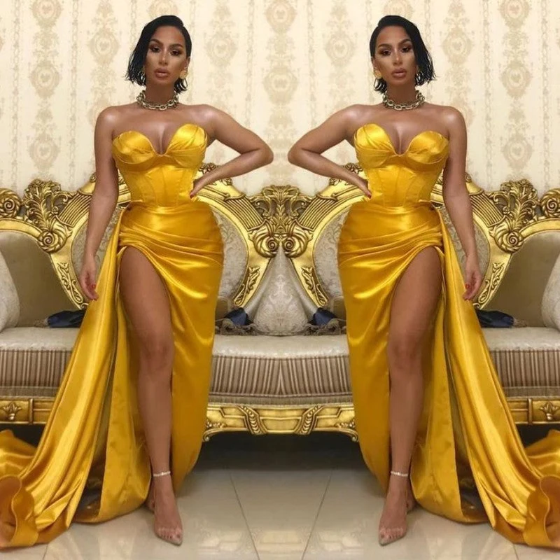 Robe de bal élégante dorée à décolleté en cœur avec fente haute et traîne fluide