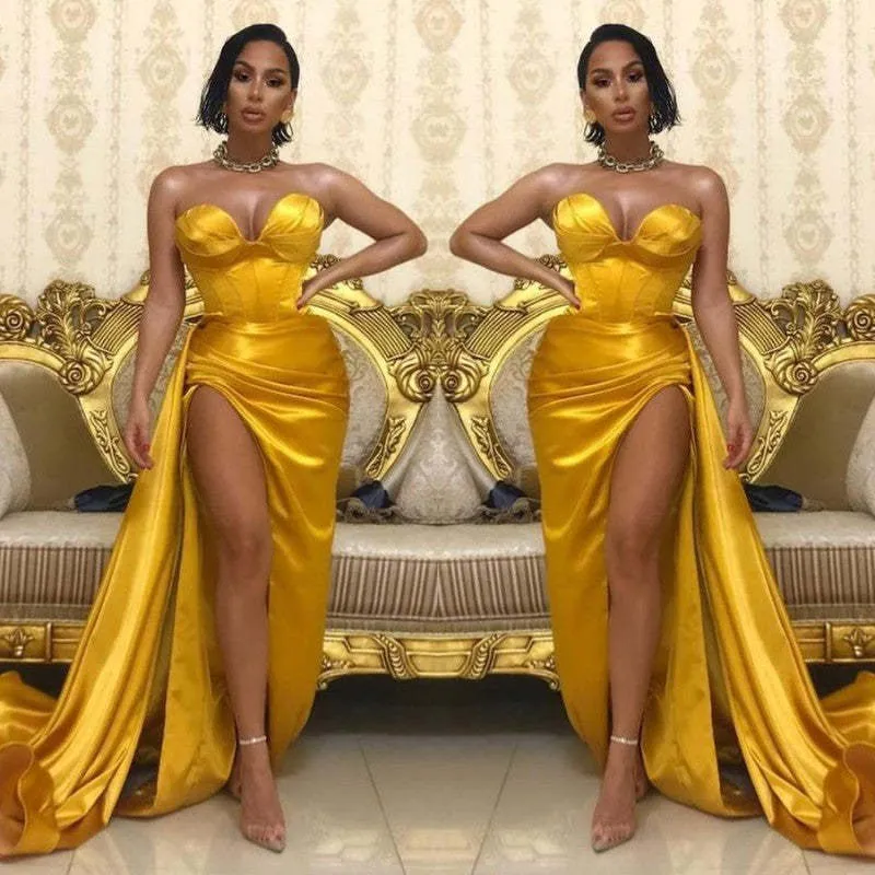 Robe de bal élégante dorée à décolleté en cœur avec fente haute et traîne fluide