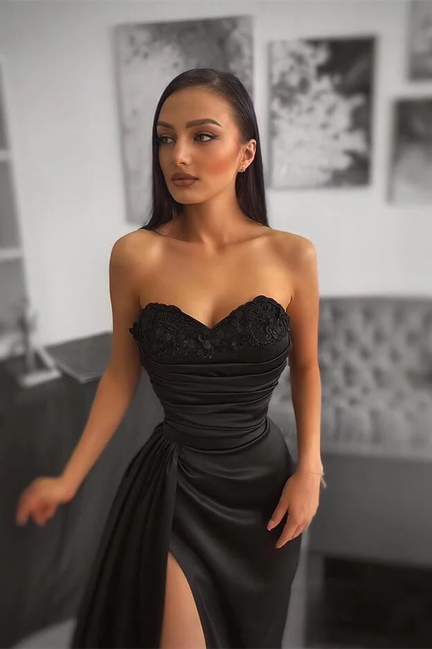 Charmante robe de soirée plissée noire à décolleté en cœur et fente