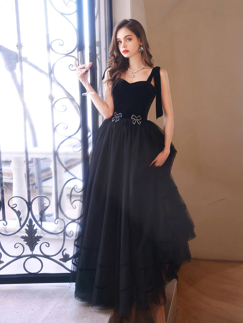 Robe de bal élégante en tulle noir, longueur au sol, décolleté en cœur et dos lacé