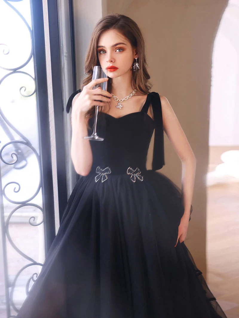 Robe de bal élégante en tulle noir, longueur au sol, décolleté en cœur et dos lacé