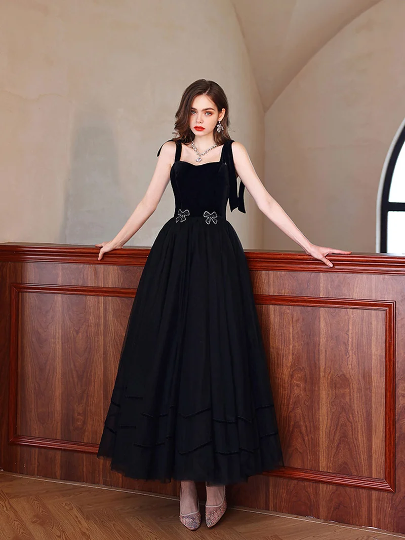 Robe de bal élégante en tulle noir, longueur au sol, décolleté en cœur et dos lacé