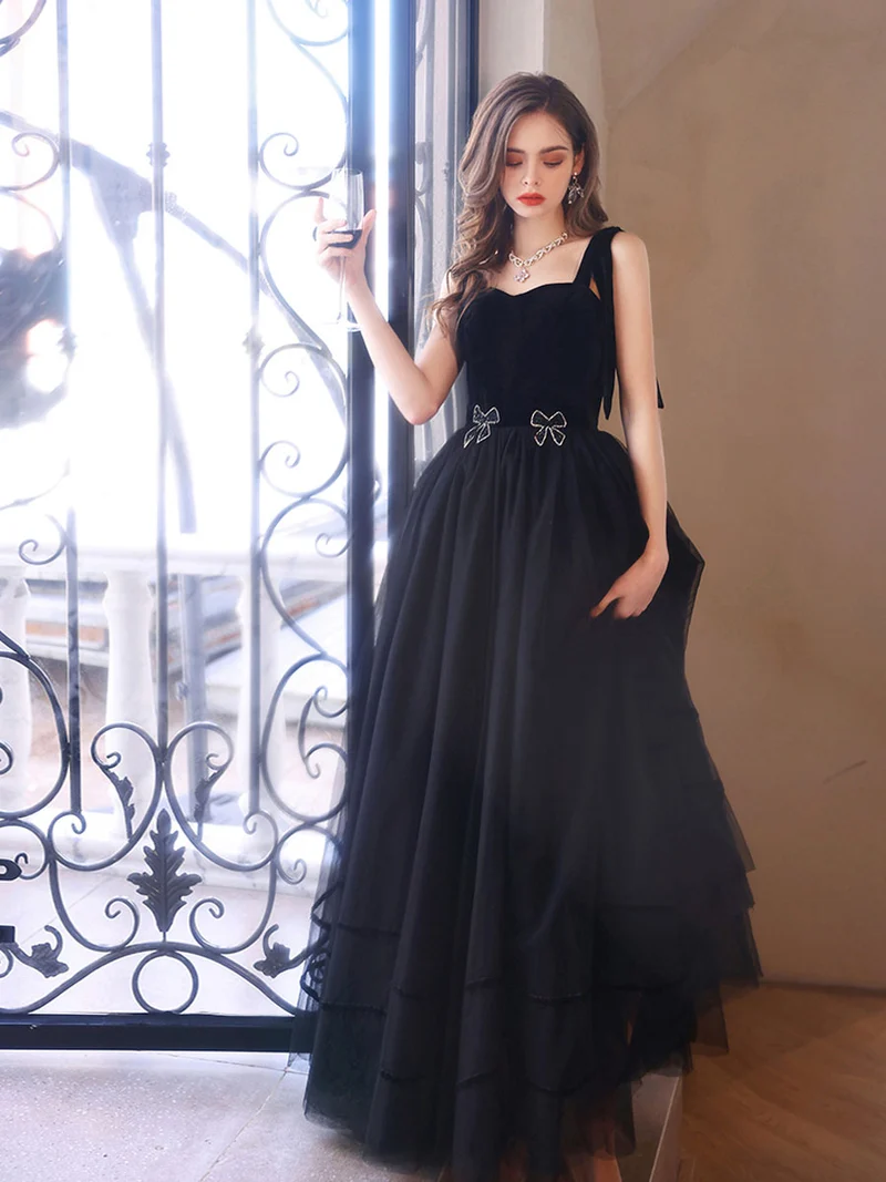 Robe de bal élégante en tulle noir, longueur au sol, décolleté en cœur et dos lacé