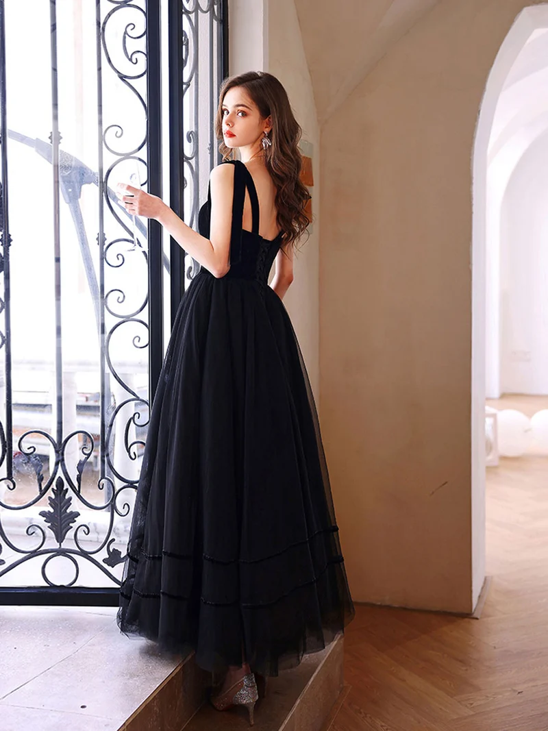 Robe de bal élégante en tulle noir, longueur au sol, décolleté en cœur et dos lacé