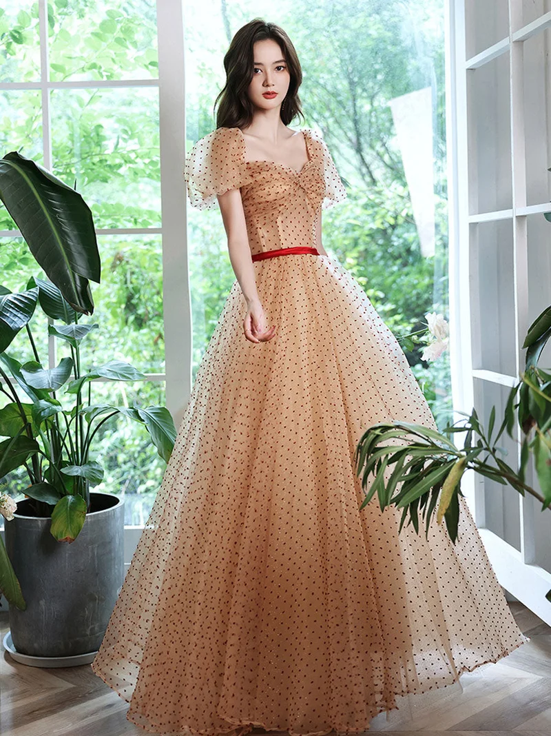 Robe de bal élégante en tulle coupe trapèze, décolleté en cœur, longueur au sol, champagne scintillant