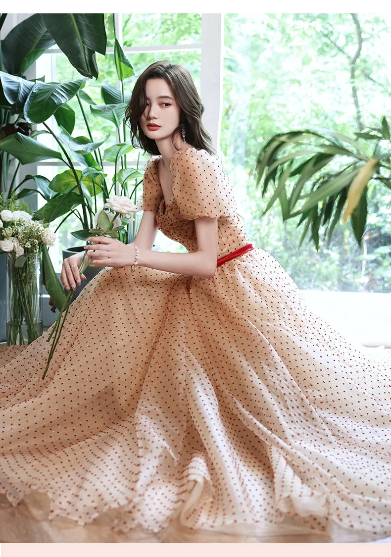 Robe de bal élégante en tulle coupe trapèze, décolleté en cœur, longueur au sol, champagne scintillant