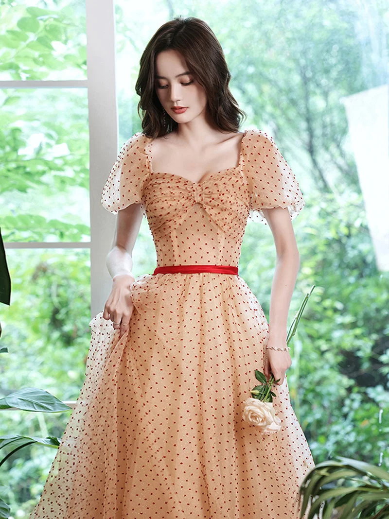 Robe de bal élégante en tulle coupe trapèze, décolleté en cœur, longueur au sol, champagne scintillant