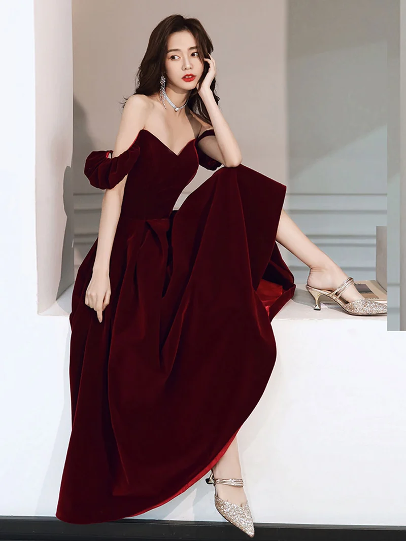 Robe de soirée élégante en velours bordeaux, longueur thé, coupe trapèze