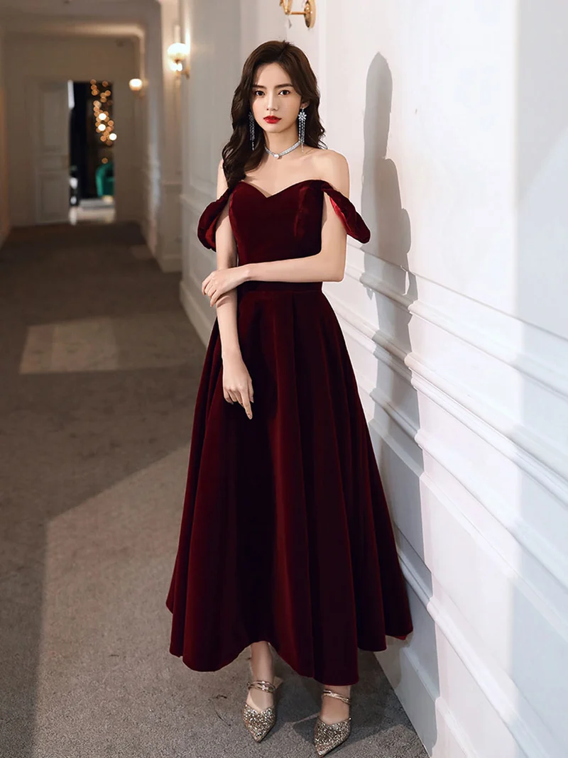 Robe de soirée élégante en velours bordeaux, longueur thé, coupe trapèze