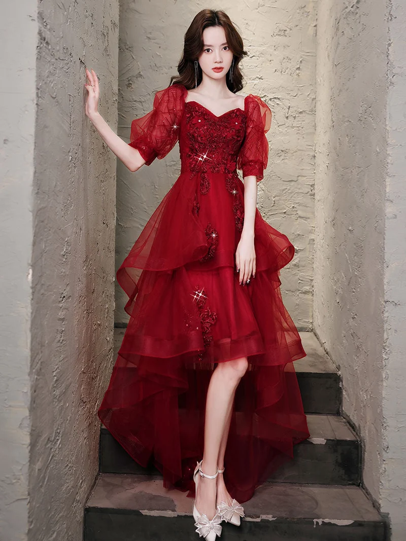 Robe de bal élégante en tulle bordeaux à volants et dentelle avec soutien-gorge intégré