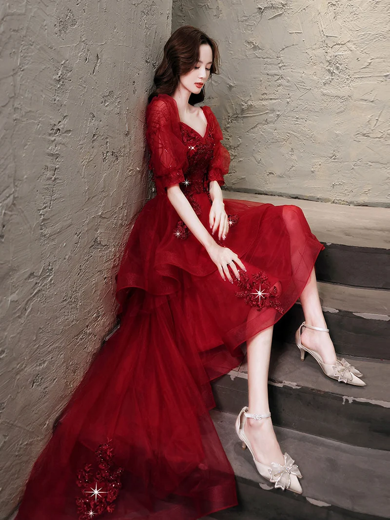 Robe de bal élégante en tulle bordeaux à volants et dentelle avec soutien-gorge intégré