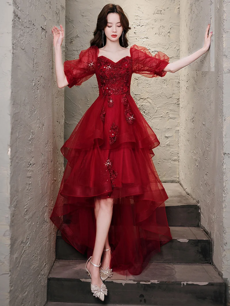 Robe de bal élégante en tulle bordeaux à volants et dentelle avec soutien-gorge intégré
