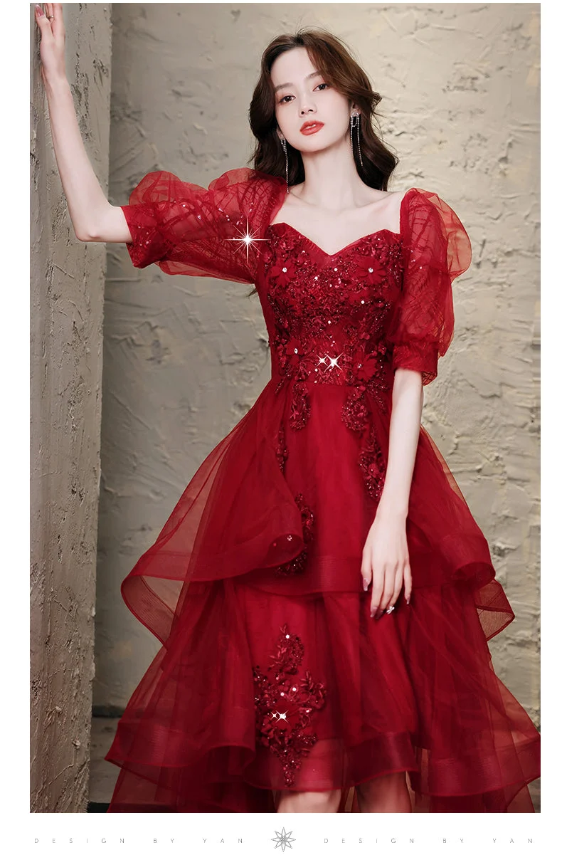 Robe de bal élégante en tulle bordeaux à volants et dentelle avec soutien-gorge intégré
