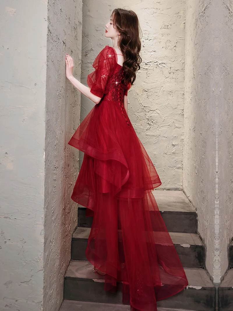 Robe de bal élégante en tulle bordeaux à volants et dentelle avec soutien-gorge intégré