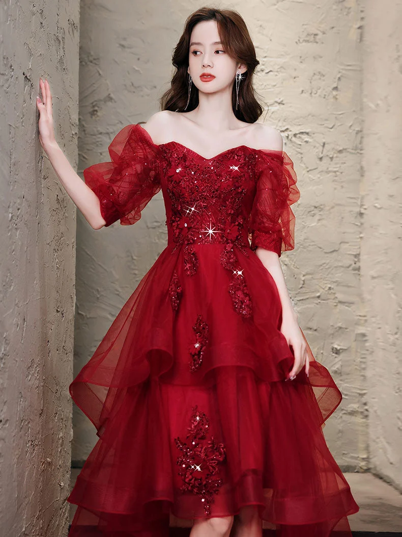 Robe de bal élégante en tulle bordeaux à volants et dentelle avec soutien-gorge intégré