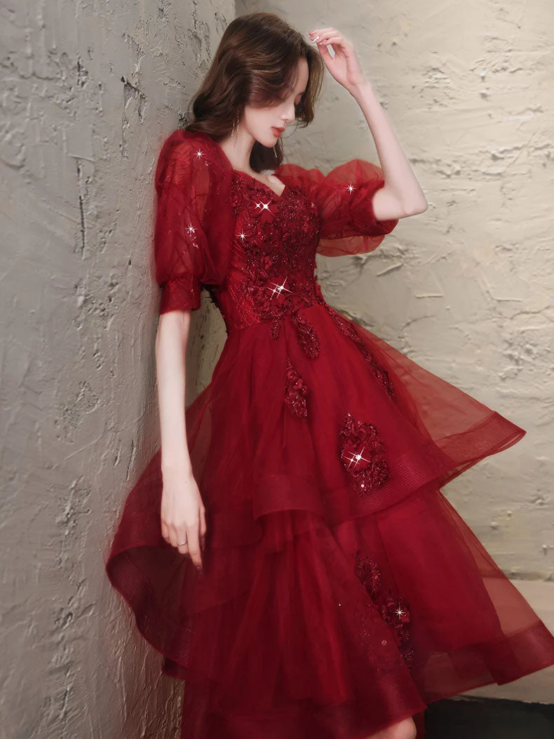 Robe de bal élégante en tulle bordeaux à volants et dentelle avec soutien-gorge intégré