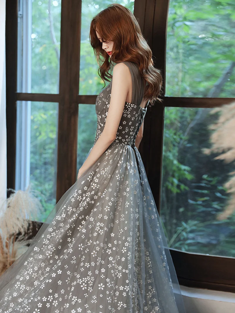 Robe de bal élégante grise en tulle, longueur au sol, avec lacets dans le dos