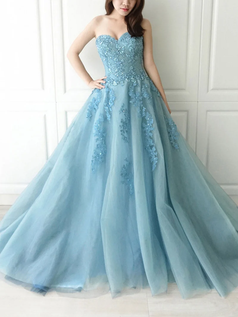 Robe de bal élégante en tulle et dentelle bleue, col en cœur, longueur au sol