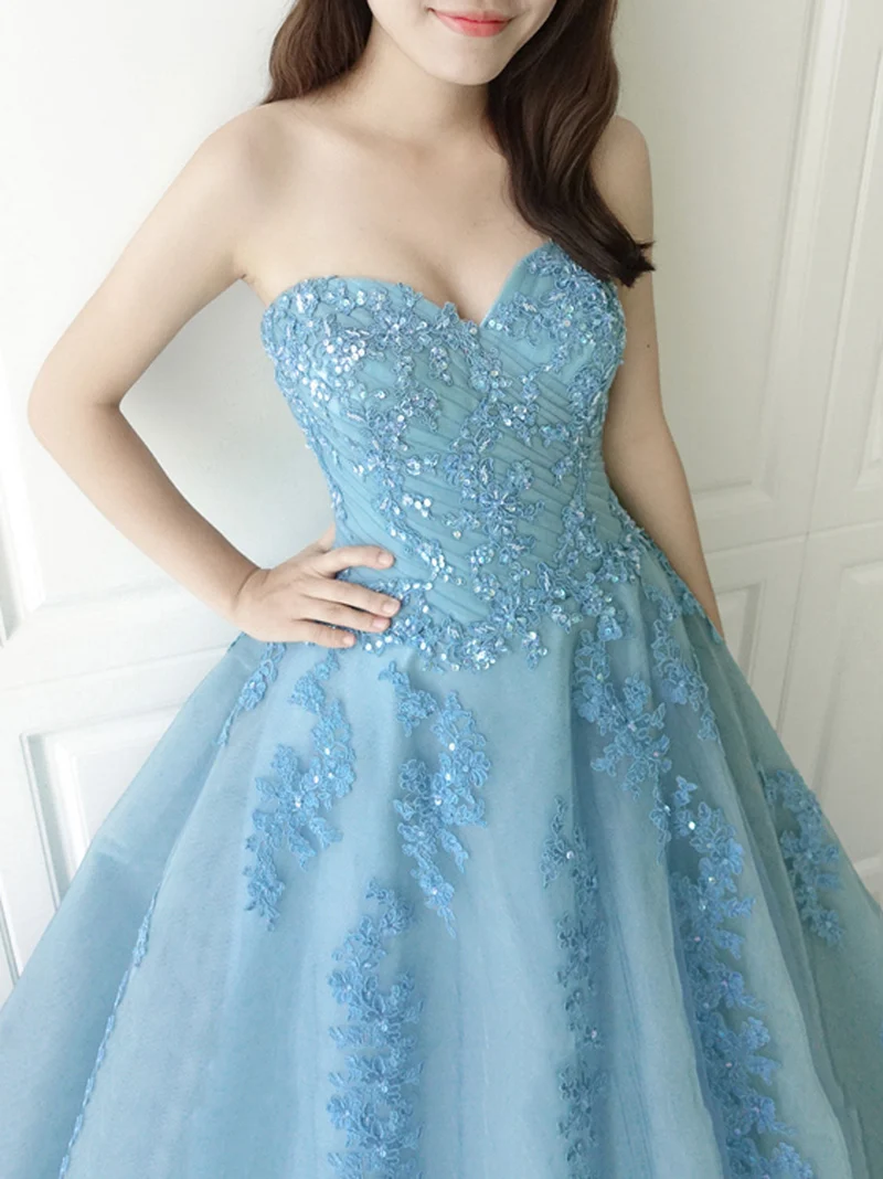 Robe de bal élégante en tulle et dentelle bleue, col en cœur, longueur au sol