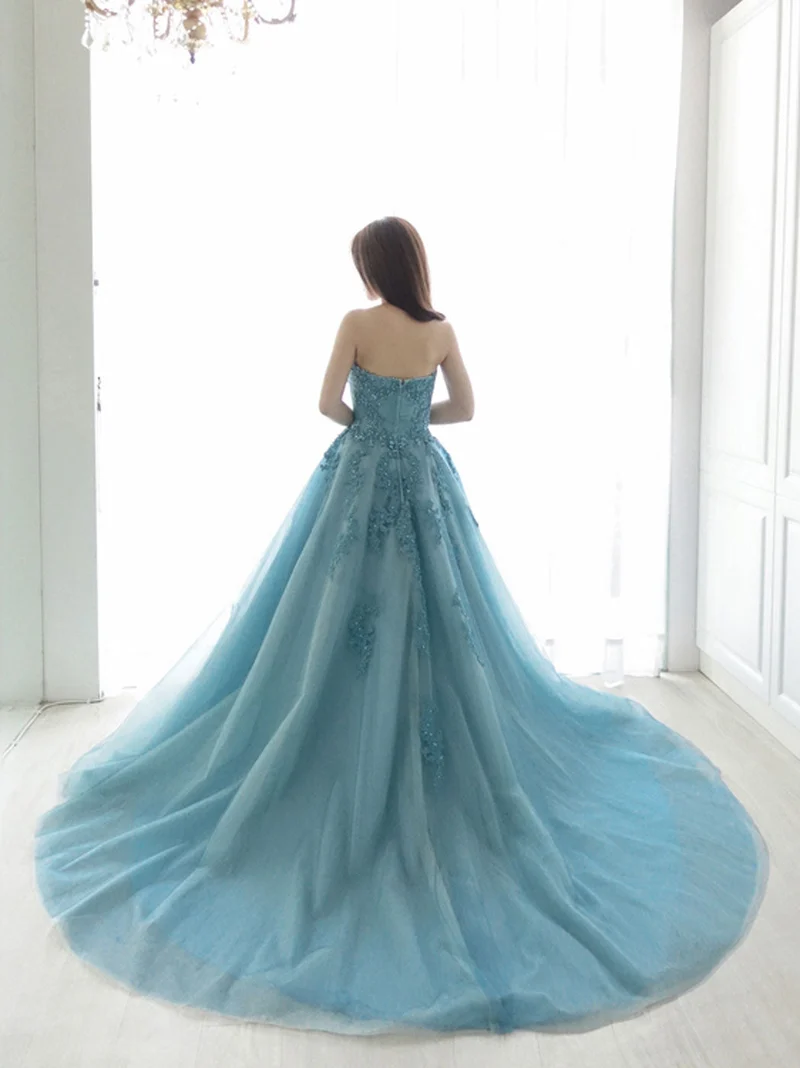 Robe de bal élégante en tulle et dentelle bleue, col en cœur, longueur au sol