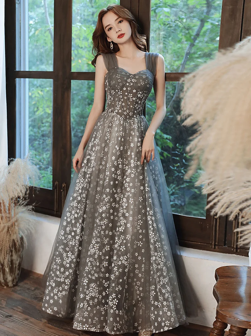 Robe de bal élégante grise en tulle, longueur au sol, avec lacets dans le dos