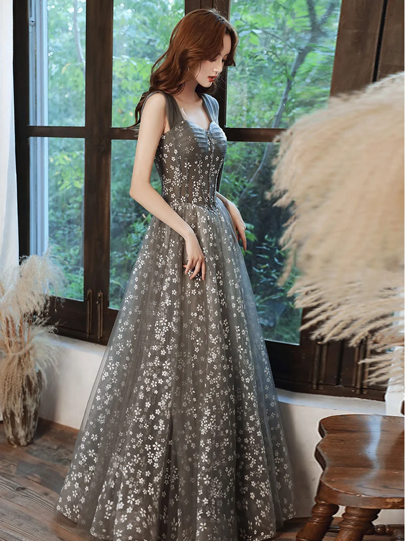 Robe de bal élégante grise en tulle, longueur au sol, avec lacets dans le dos
