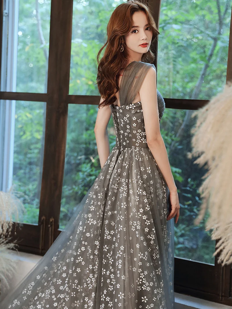 Robe de bal élégante grise en tulle, longueur au sol, avec lacets dans le dos