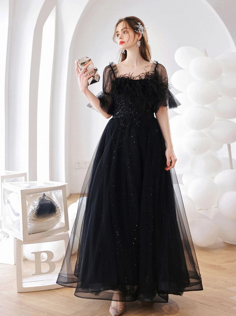 Robe de bal trapèze noire élégante en tulle avec dos lacé, longueur au sol et soutien-gorge intégré