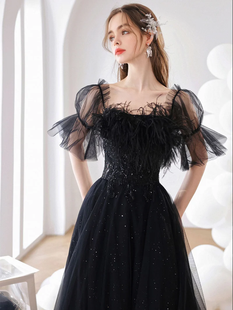 Robe de bal trapèze noire élégante en tulle avec dos lacé, longueur au sol et soutien-gorge intégré