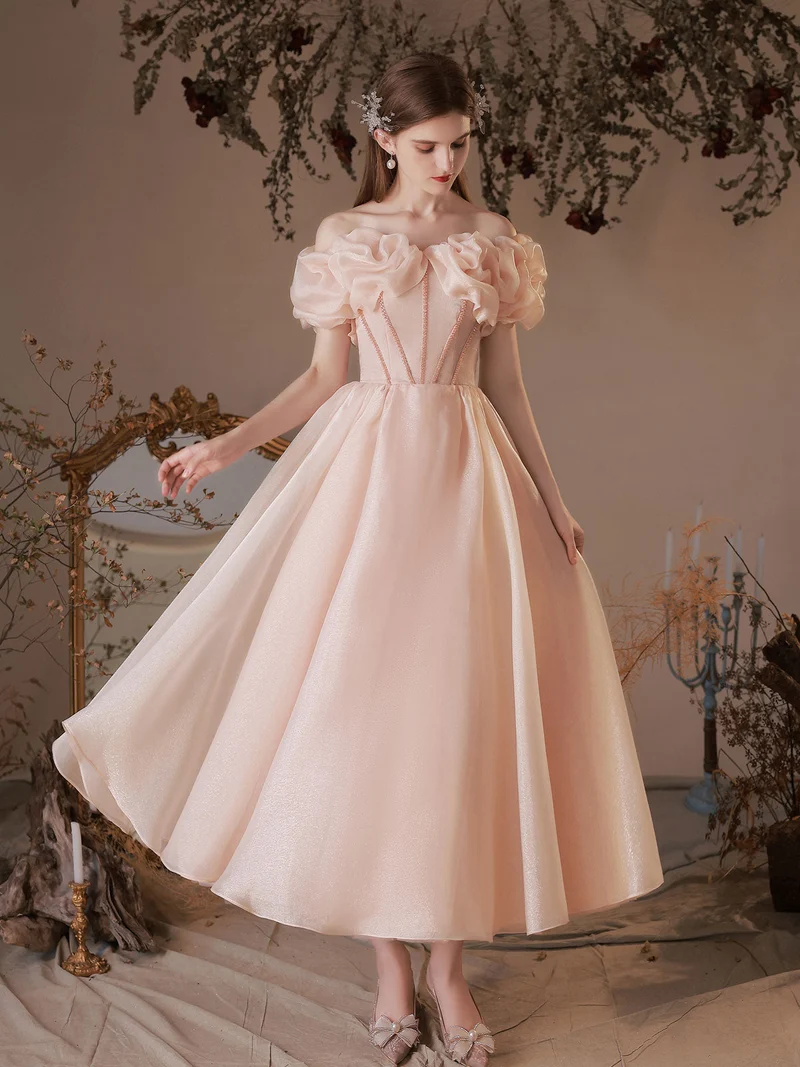 Robe de bal élégante en tulle rose, épaules dénudées, longueur thé, avec dos lacé