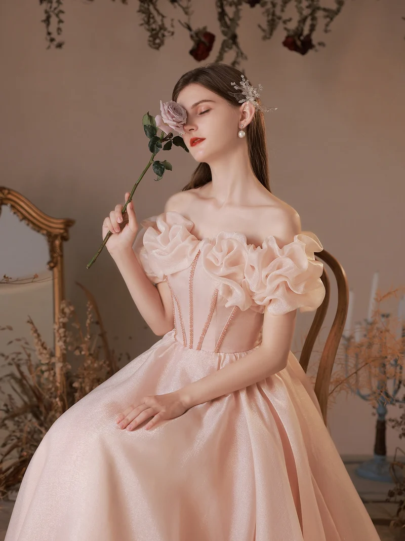 Robe de bal élégante en tulle rose, épaules dénudées, longueur thé, avec dos lacé