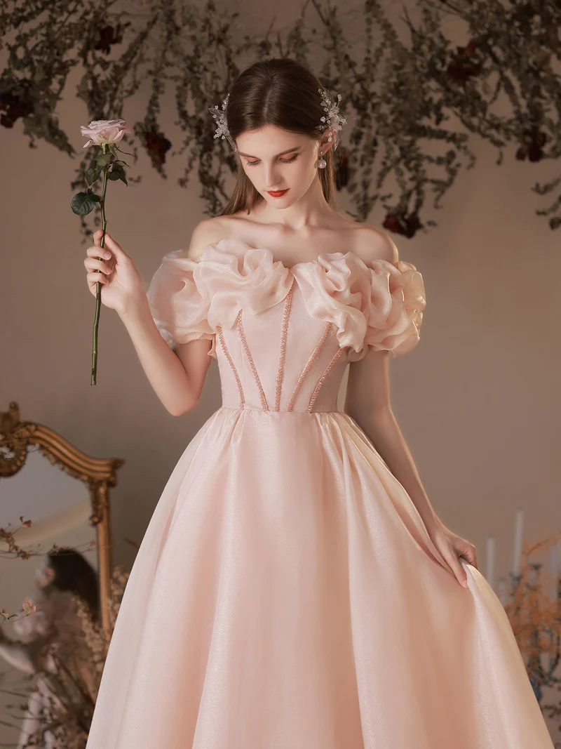 Robe de bal élégante en tulle rose, épaules dénudées, longueur thé, avec dos lacé
