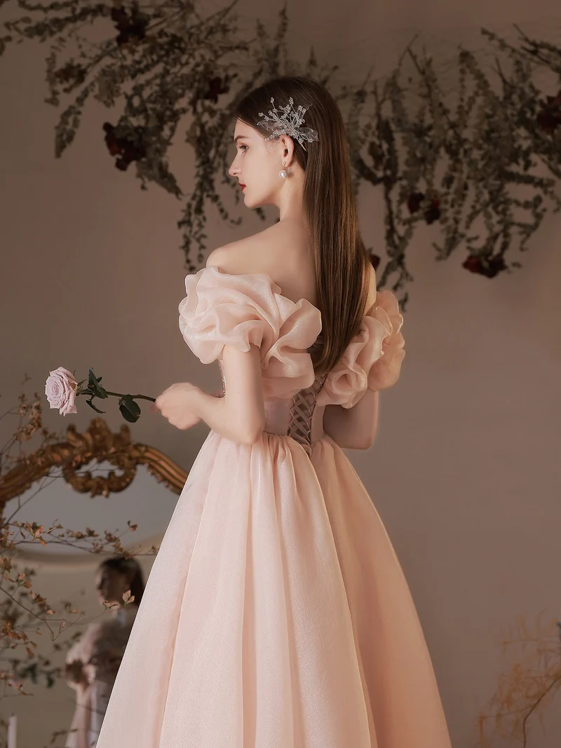 Robe de bal élégante en tulle rose, épaules dénudées, longueur thé, avec dos lacé