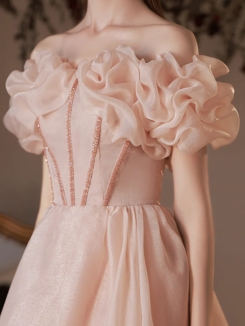 Robe de bal élégante en tulle rose, épaules dénudées, longueur thé, avec dos lacé